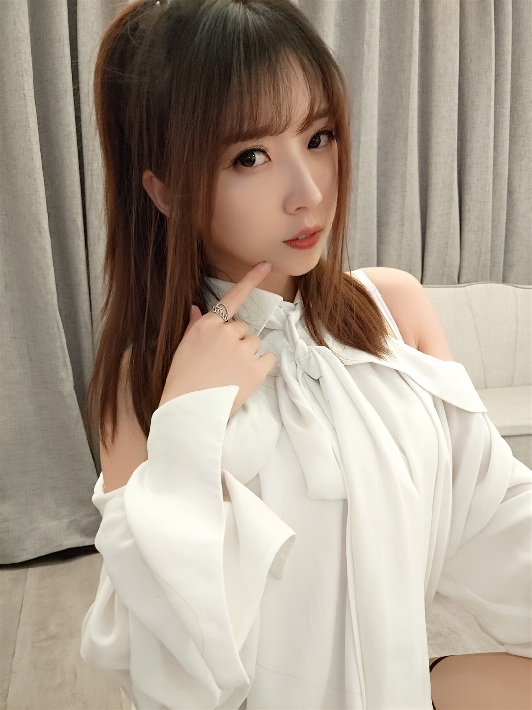 图片[1]-时尚巫术：小女巫露娜的条纹提花白衬衣独领风骚-可甜可咸