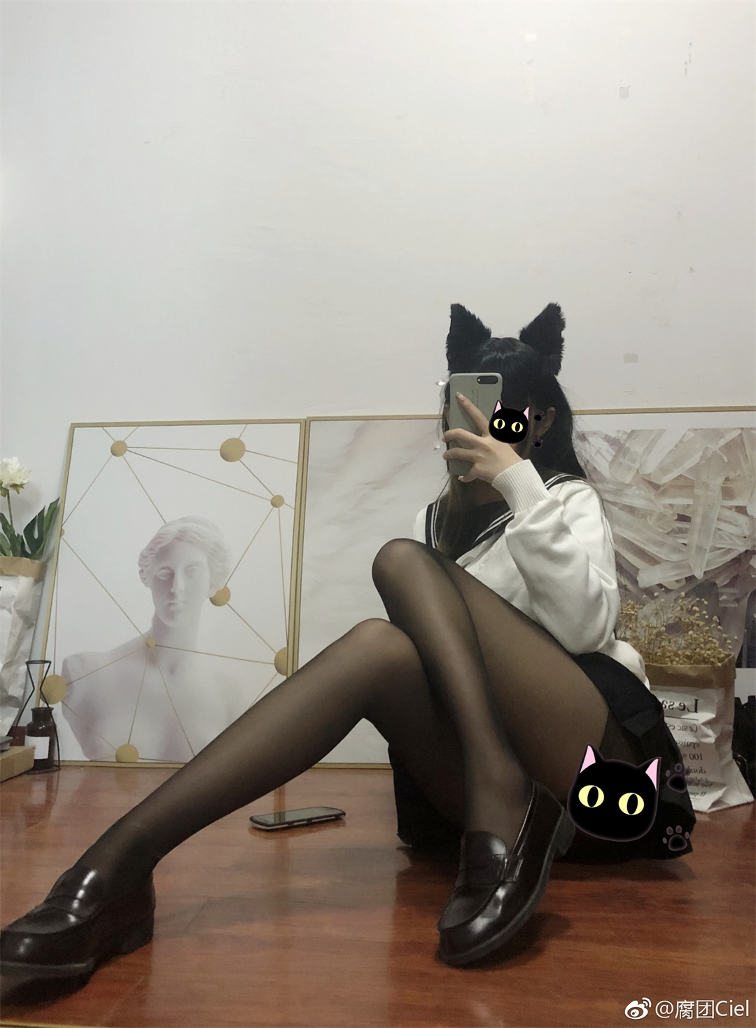 腐团儿新自拍作品《碧蓝航线》揭秘：军装的优雅与挑战传统的魅力-可甜可咸