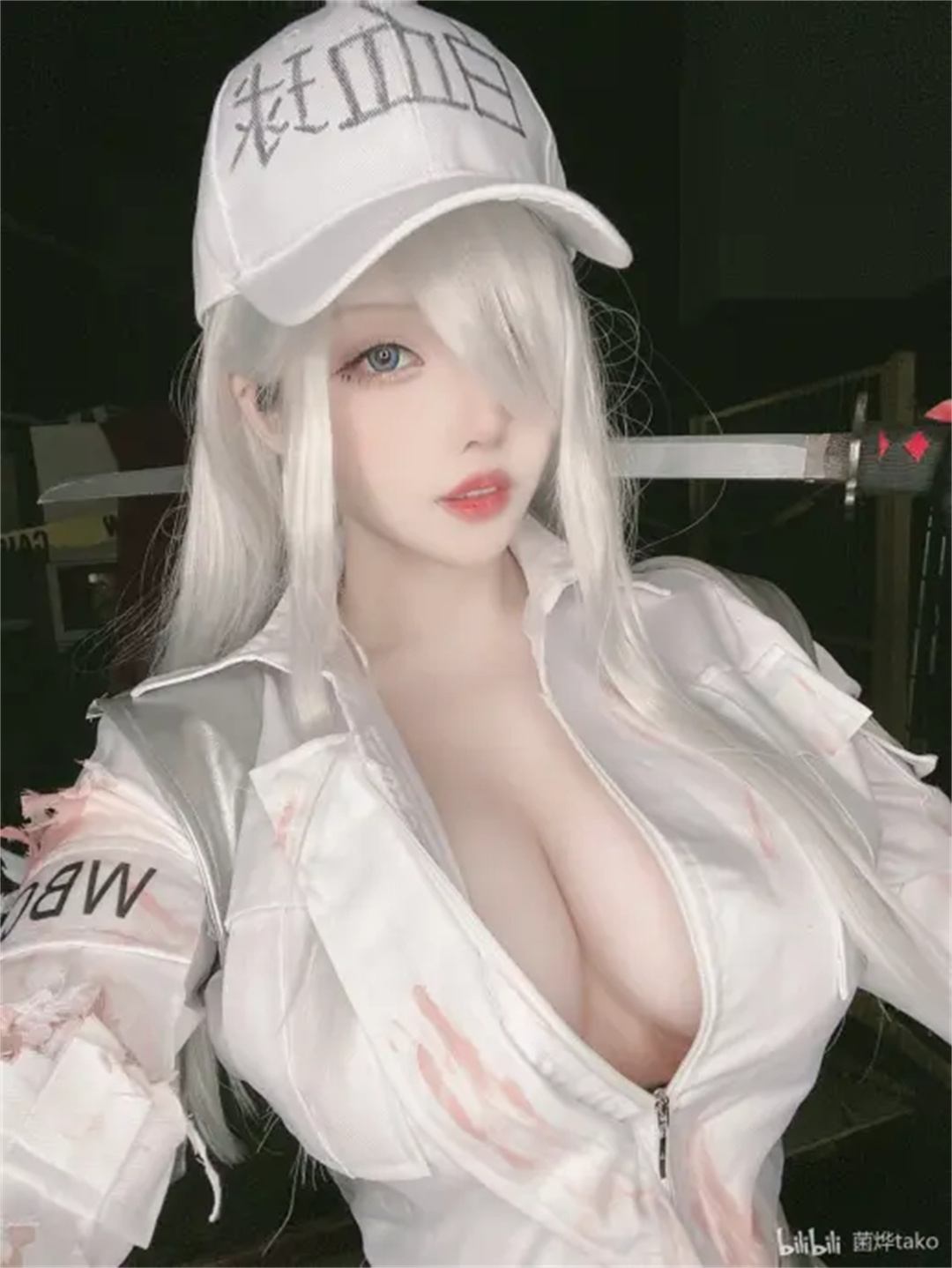图片[2]-探索菌烨tako的《工作细胞》：独特装扮与强烈视觉冲击的完美结合-可甜可咸
