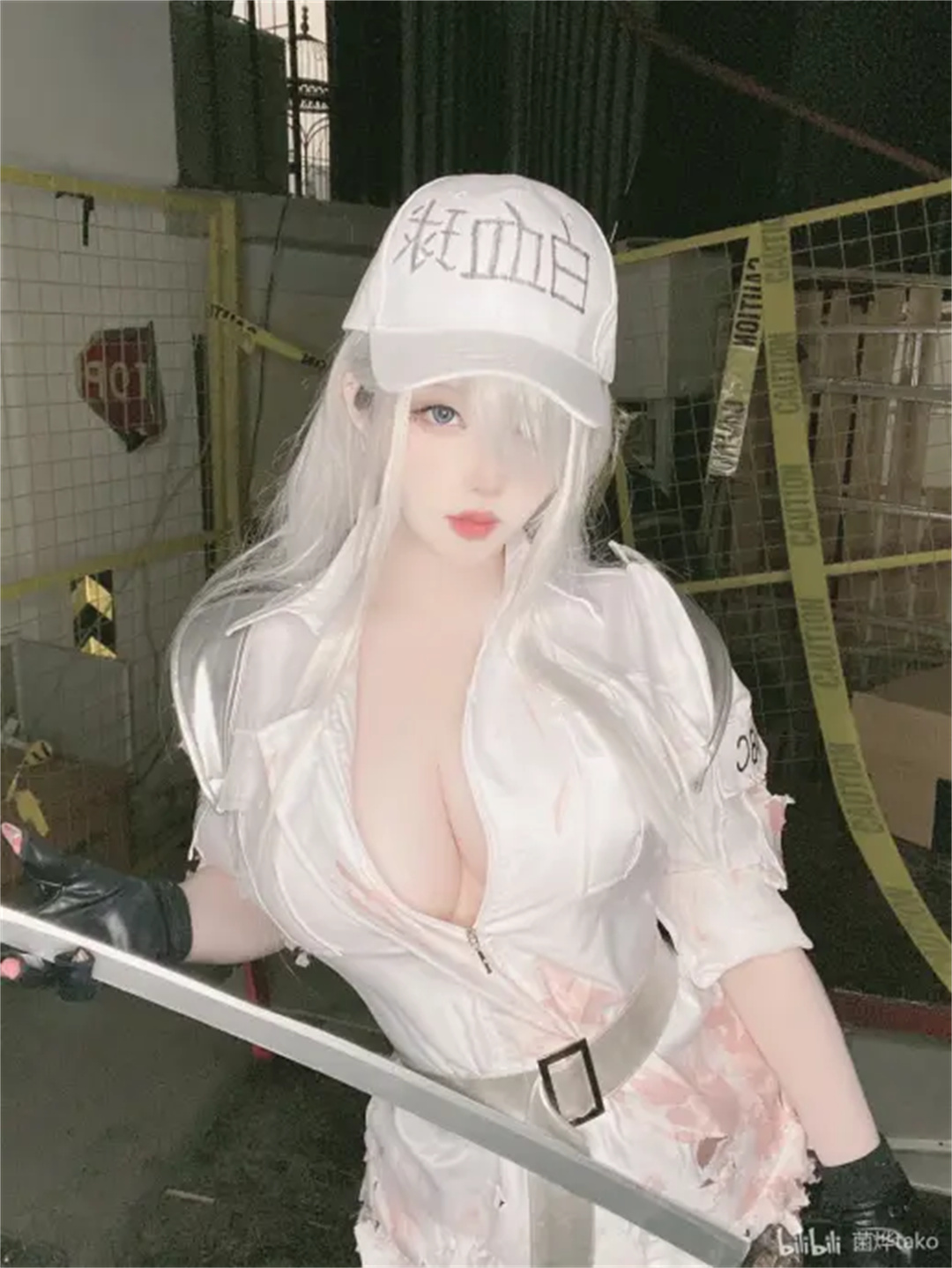 图片[1]-探索菌烨tako的《工作细胞》：独特装扮与强烈视觉冲击的完美结合-可甜可咸