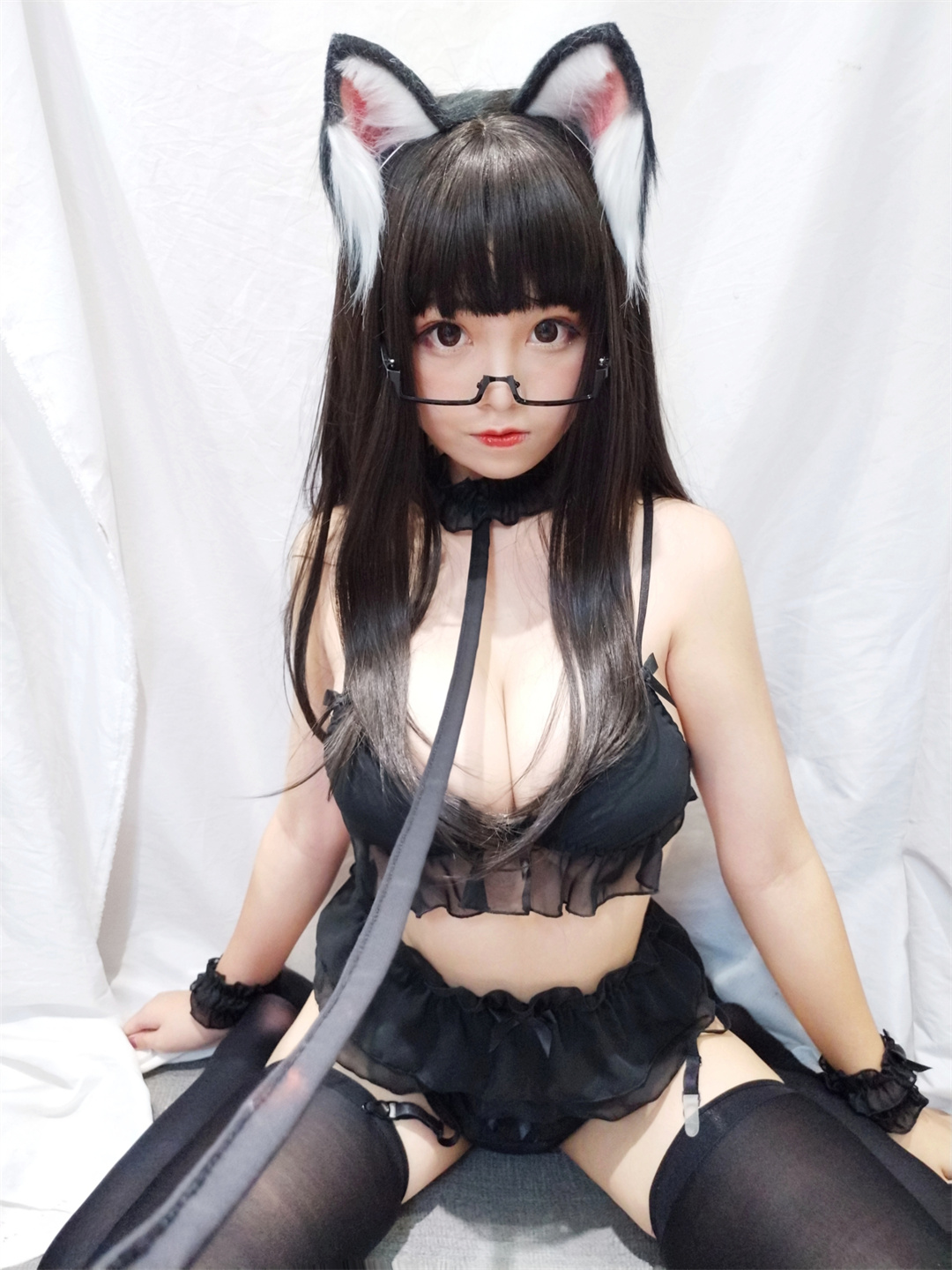 蜜汁猫裘的NO.039作品《眼镜猫娘》细节满满的装扮和生动传神的姿态-可甜可咸