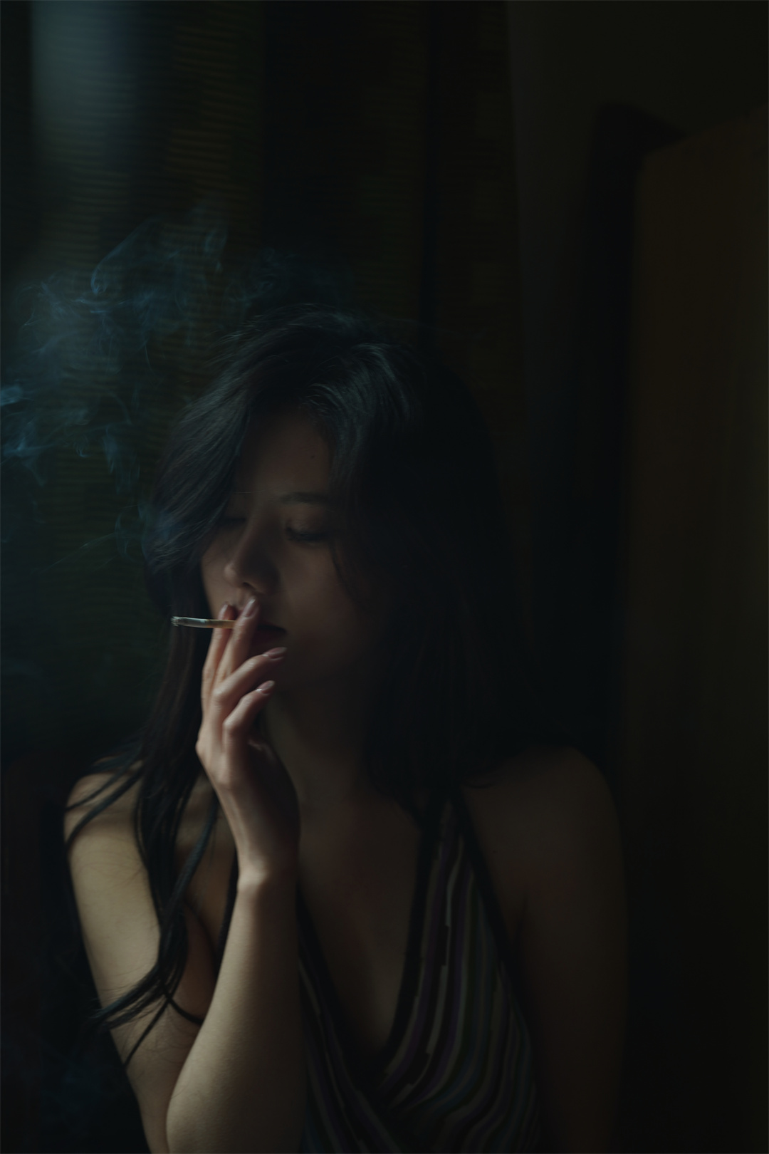 图片[5]-沉浸在潮湿之中的灵动瞬间——赏析就是阿朱啊的NO.11作品《潮湿感》-可甜可咸